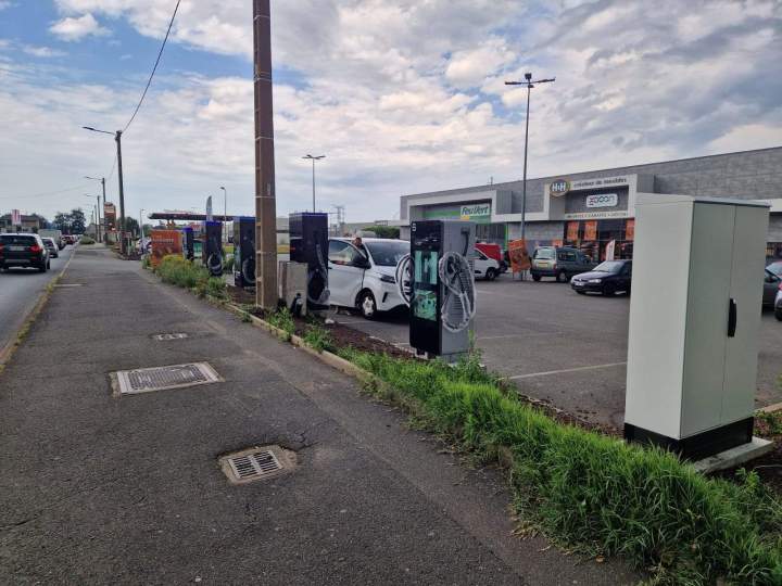 Installation borne de recharge Rhône
